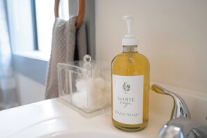 Shower, hair dryer, towels, soap - Charming 4-bedroom house with AC and WiFi in Old Orchard Beach (Old Orchard Beach)