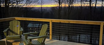 Recently Renovated Spacious 4BR with POOL, GAME ROOM, LAKE minutes to MOUNT SNOW