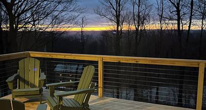 Recently Renovated Spacious 4BR with POOL, GAME ROOM, LAKE minutes to MOUNT SNOW