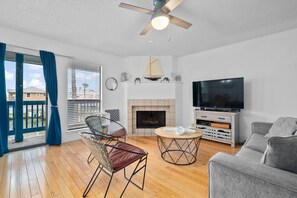 Smart TV, fireplace