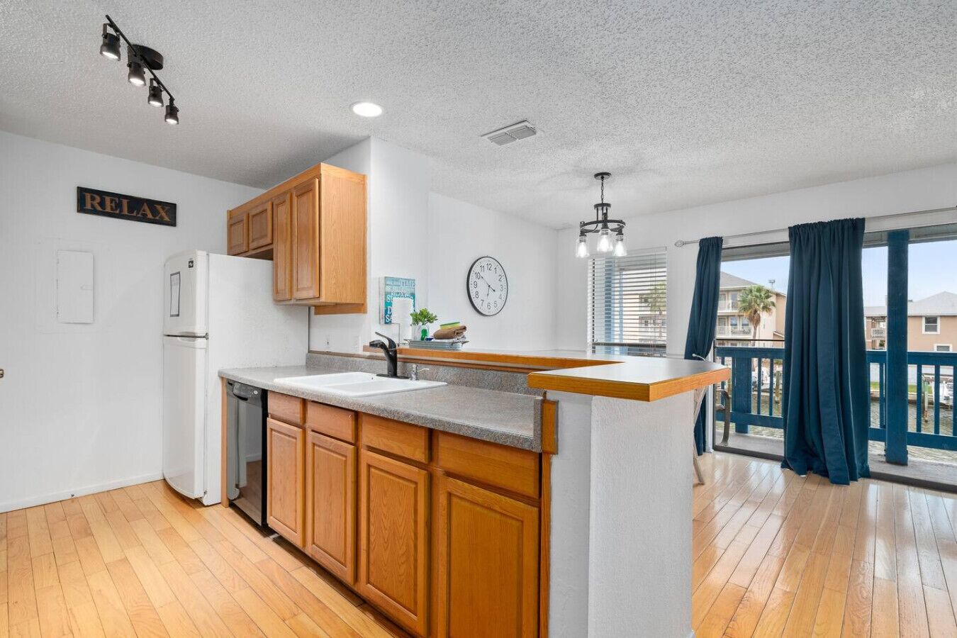 Jääkaappi, mikroaaltouuni, uuni, astianpesukone