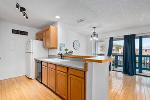 ثلاجة، ميكروويف، فرن، غسالة أطباق