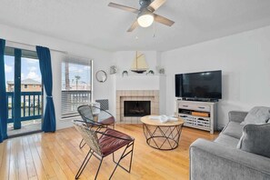 Smart TV, fireplace - Waterfront Condo Retreat in Corpus Christi (Corpus Christi)