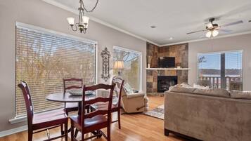 Een smart-tv en een open haard