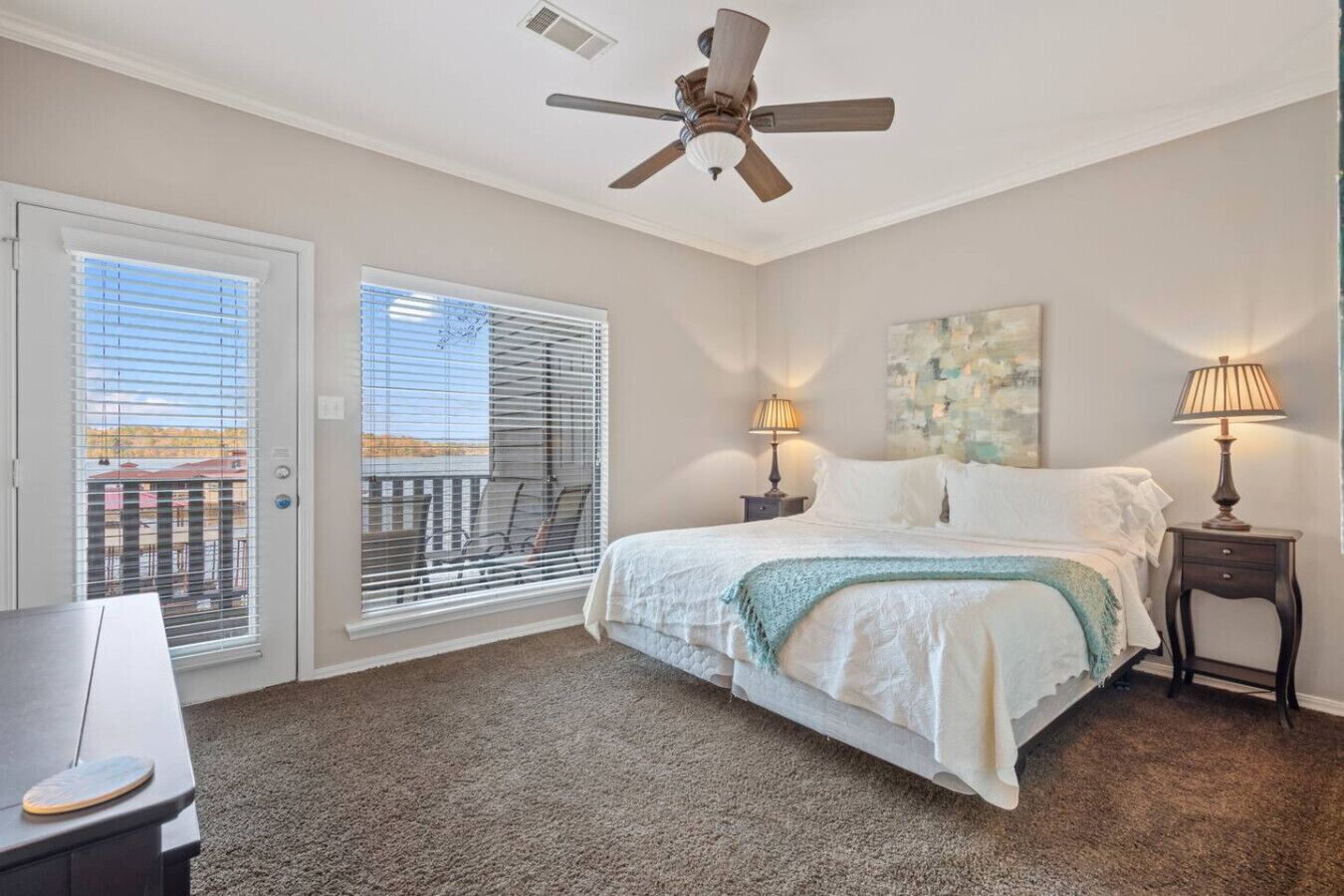 2 多间卧室、免费 WiFi、床单