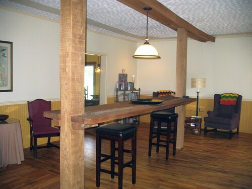 Charming 2-bedroom farmhouse in the country --Bradford with AC, WiFi