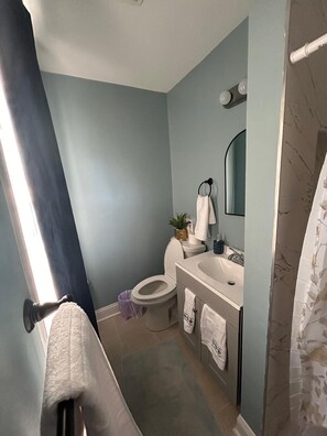 Pyyhkeet, saippua, vessapaperi