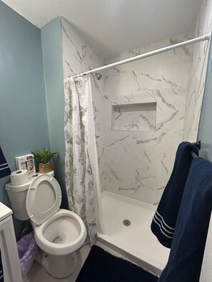 Towels, soap, toilet paper - Spacious 7-bedroom house in enchanting Camp Springs with AC, WiFi (Camp Springs)
