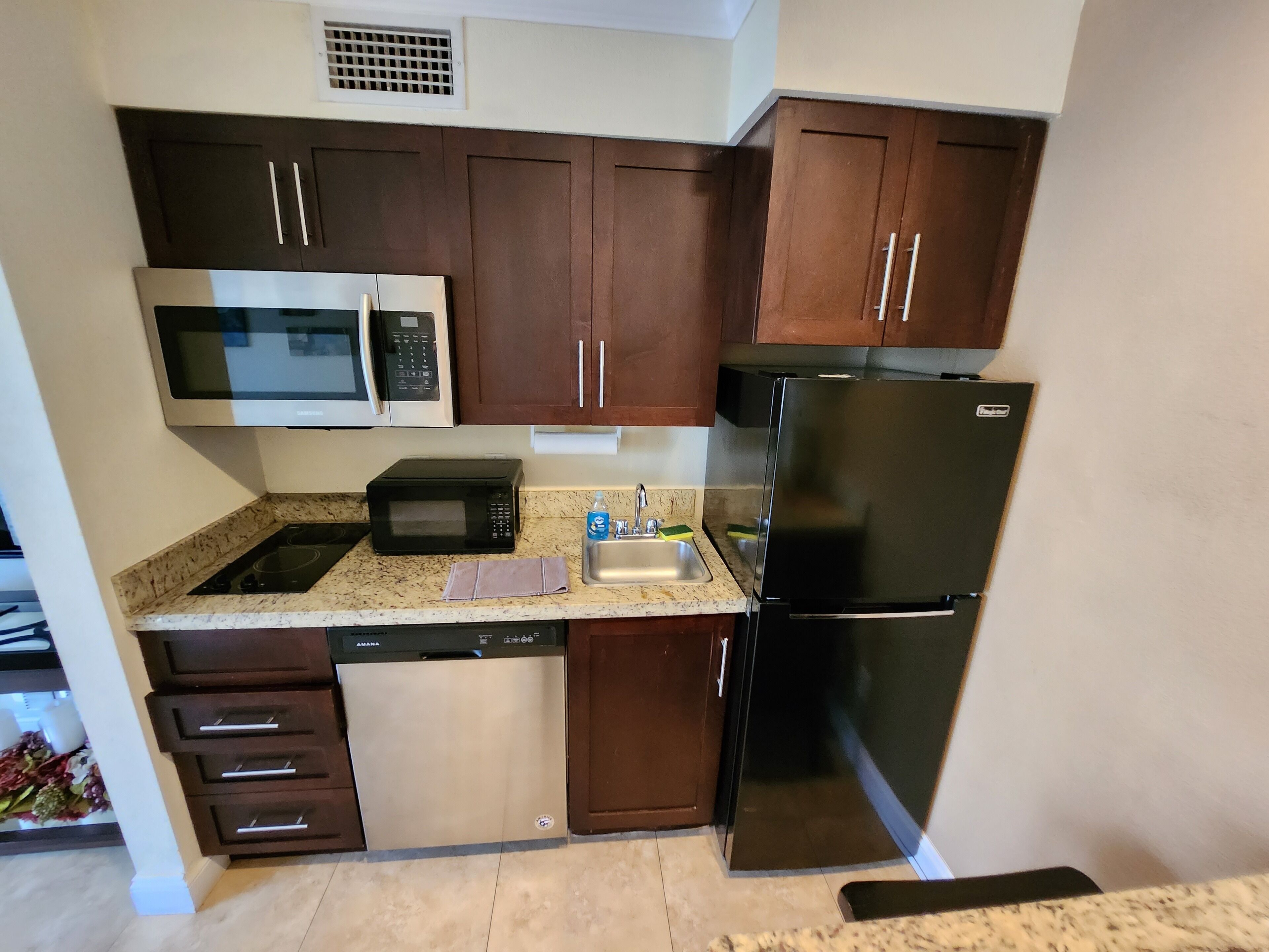 Geladeira, micro-ondas, cooktop, lava-louças