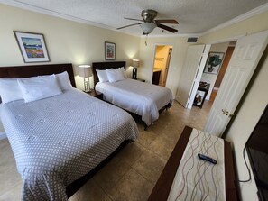 1 chambre, bureau, fer et planche à repasser, lit parapluie