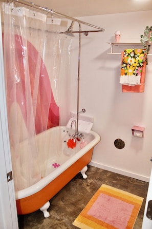 Hair dryer, towels, soap, toilet paper - Stunning '60-'70s Retro Appartment (Portland)