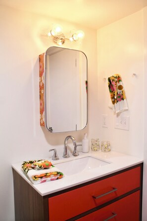 Secadora de cabello, toallas, jabón, papel de baño 