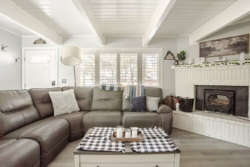 Comfy Modern Big Bear Cabin less than 15 mins from ski/board slopes & village 