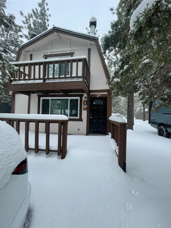 Exterior - Comfy Modern Big Bear Cabin less than 15 mins from ski/board slopes & village  (Big Bear)