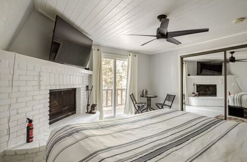 Comfy Modern Big Bear Cabin less than 15 mins from ski/board slopes & village 