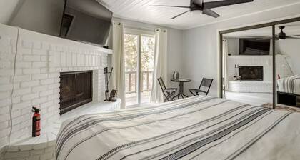 Comfy Modern Big Bear Cabin less than 15 mins from ski/board slopes & village