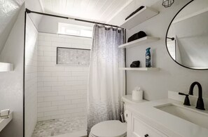 Shower, hair dryer, towels, soap - Comfy Modern Big Bear Cabin less than 15 mins from ski/board slopes & village  (Big Bear)