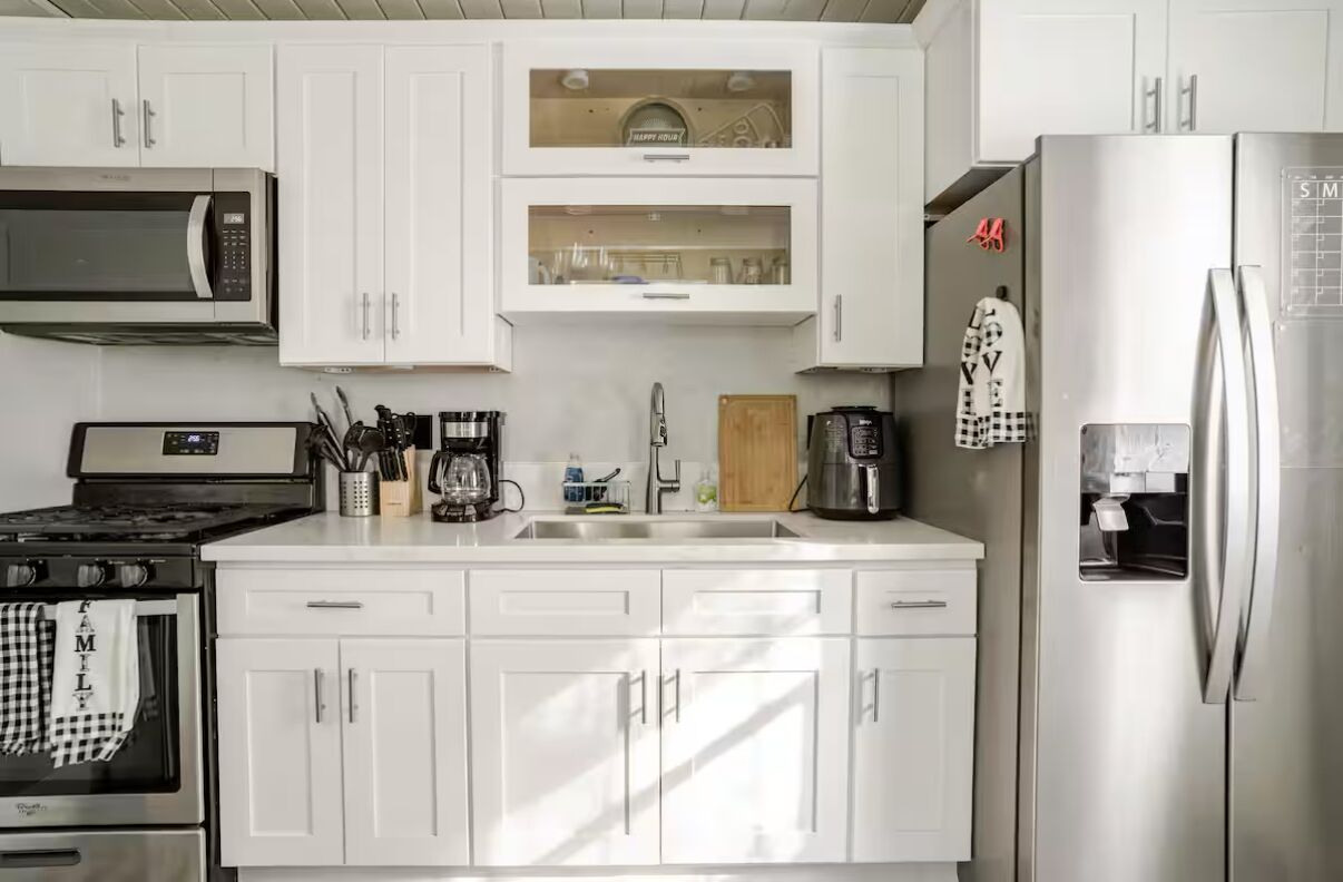 Frigorifero, microonde, forno, piano cottura