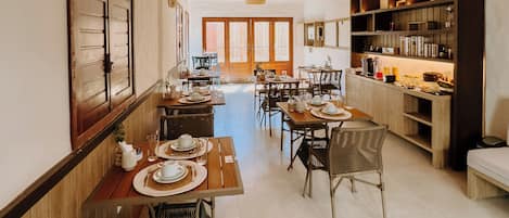 Desayuno continental gratuito y diario
