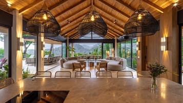 Villa, 4 Schlafzimmer, Meerblick | Wohnzimmer | 72-Zoll-LED-Fernseher mit Digitalempfang