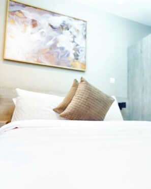 Deluxe Studio Suite | Premium bedding, pillow-top beds, individually decorated - Loxwood House Apartment (Accra)