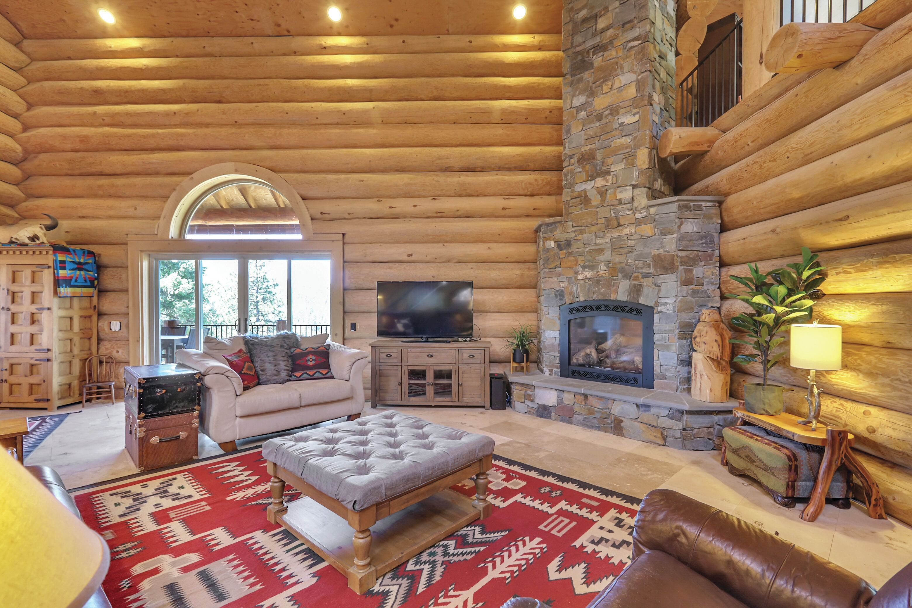 Una Smart TV, una chimenea