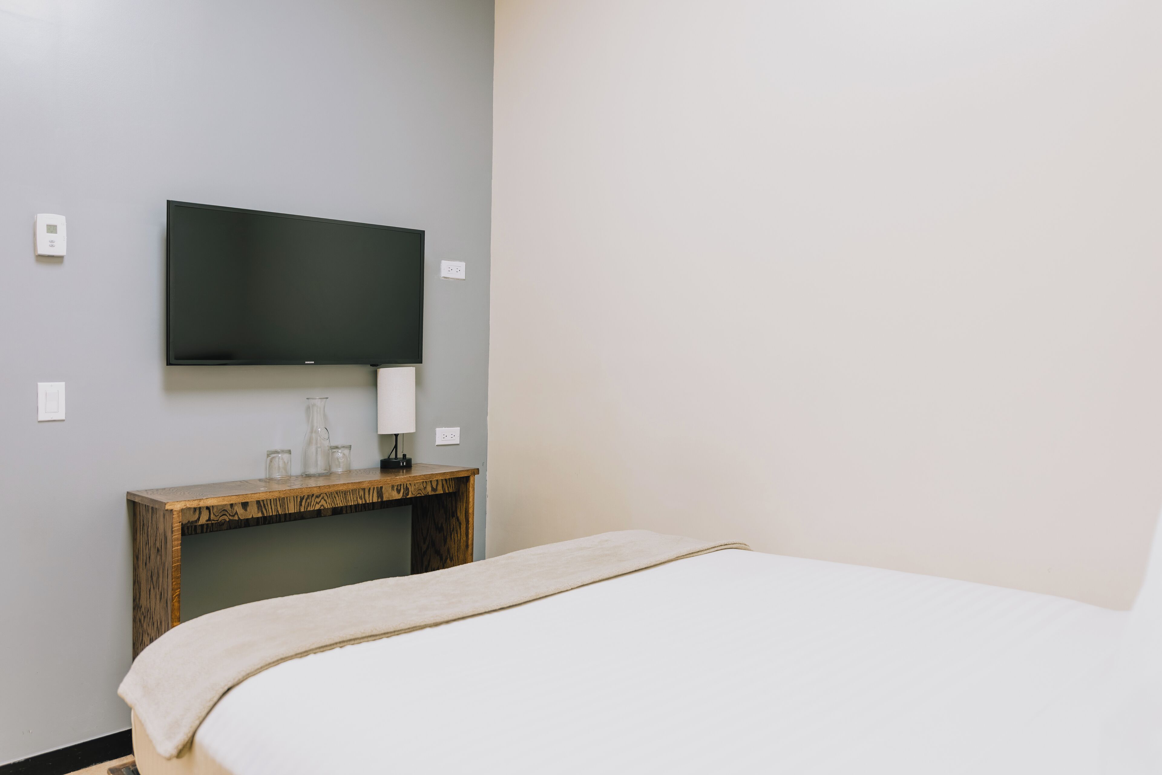 Habitación individual económica | Tabla de planchar con plancha y wifi gratis 