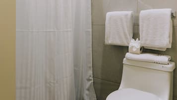 Quarto solteiro | Banheiro | Chuveiro, toalhas de banho, sabonete, shampoo