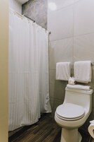 Ducha, toallas, jabón, shampoo