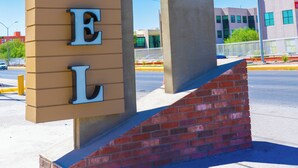 A hotel sign with the name "DUNAS HOTEL" and a directional arrow pointing left. - Hospedaje Consular by Dunas (Ciudad Juárez)