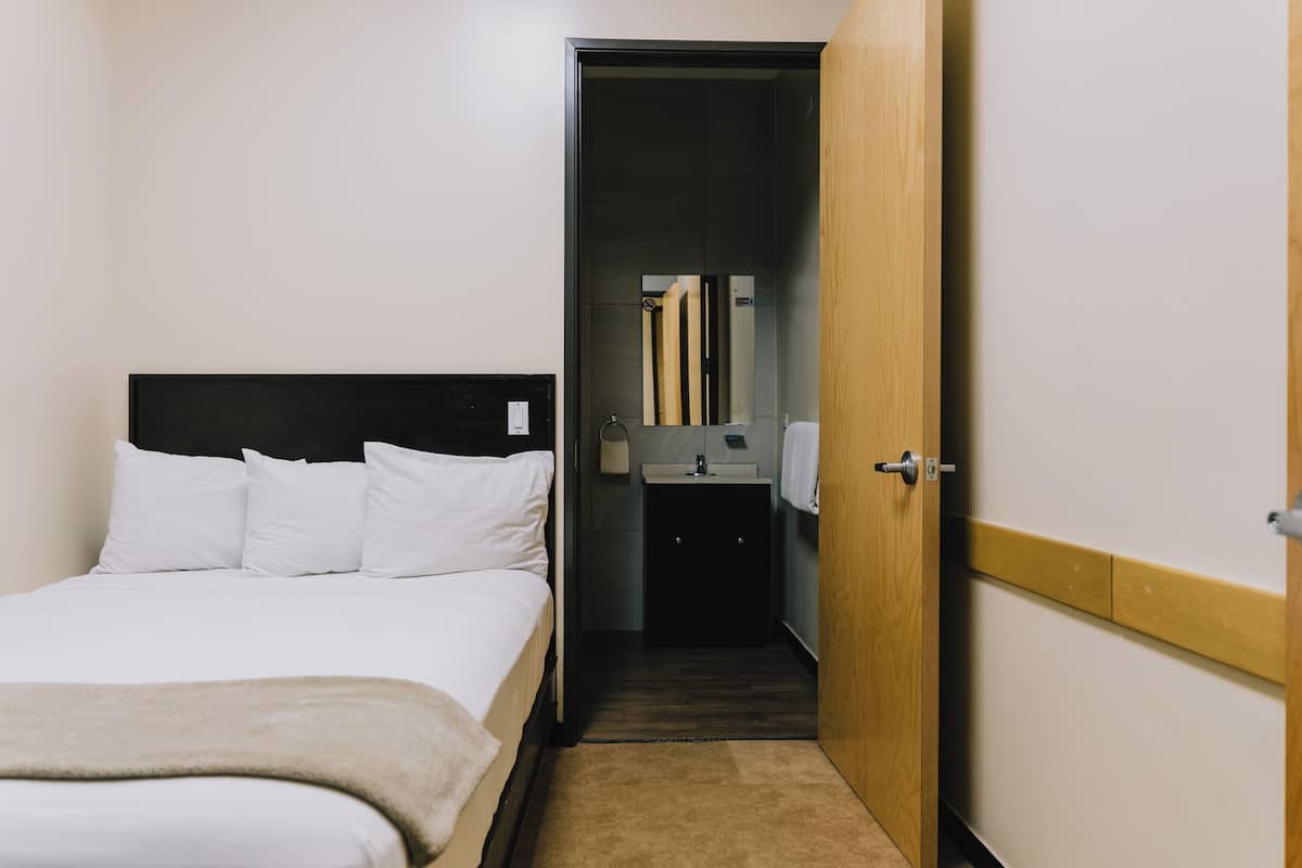 Chambre Simple Ăconomique | 1 chambre, fer et planche Ă repasser, Wi-Fi gratuit