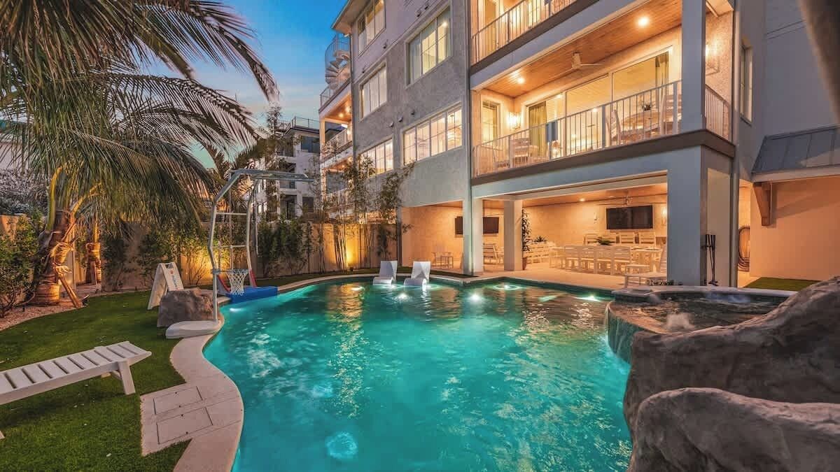 Utendørsbasseng og et oppvarmet basseng