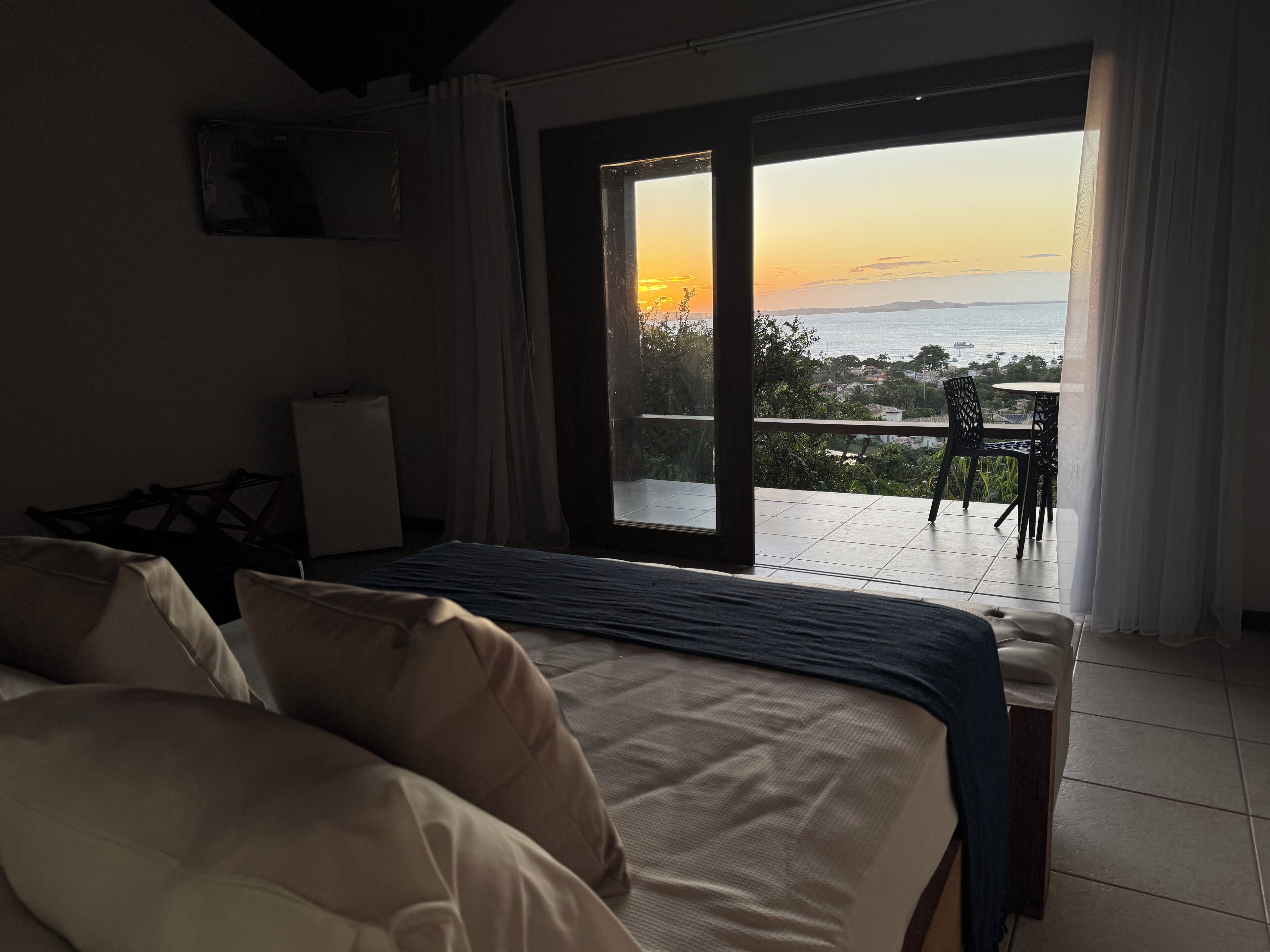 Blackout drapes, free WiFi, bed sheets