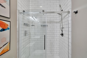 Shower, hair dryer, towels, soap - The Juliette Loft: Historic Charm Meets Modern Comfort in Downtown Kingsport (Kingsport)