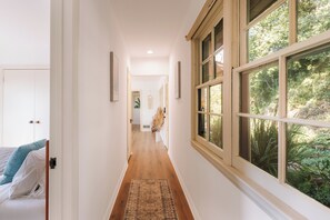 4 Schlafzimmer, Zimmersafe, Schreibtisch, Bügeleisen/Bügelbrett