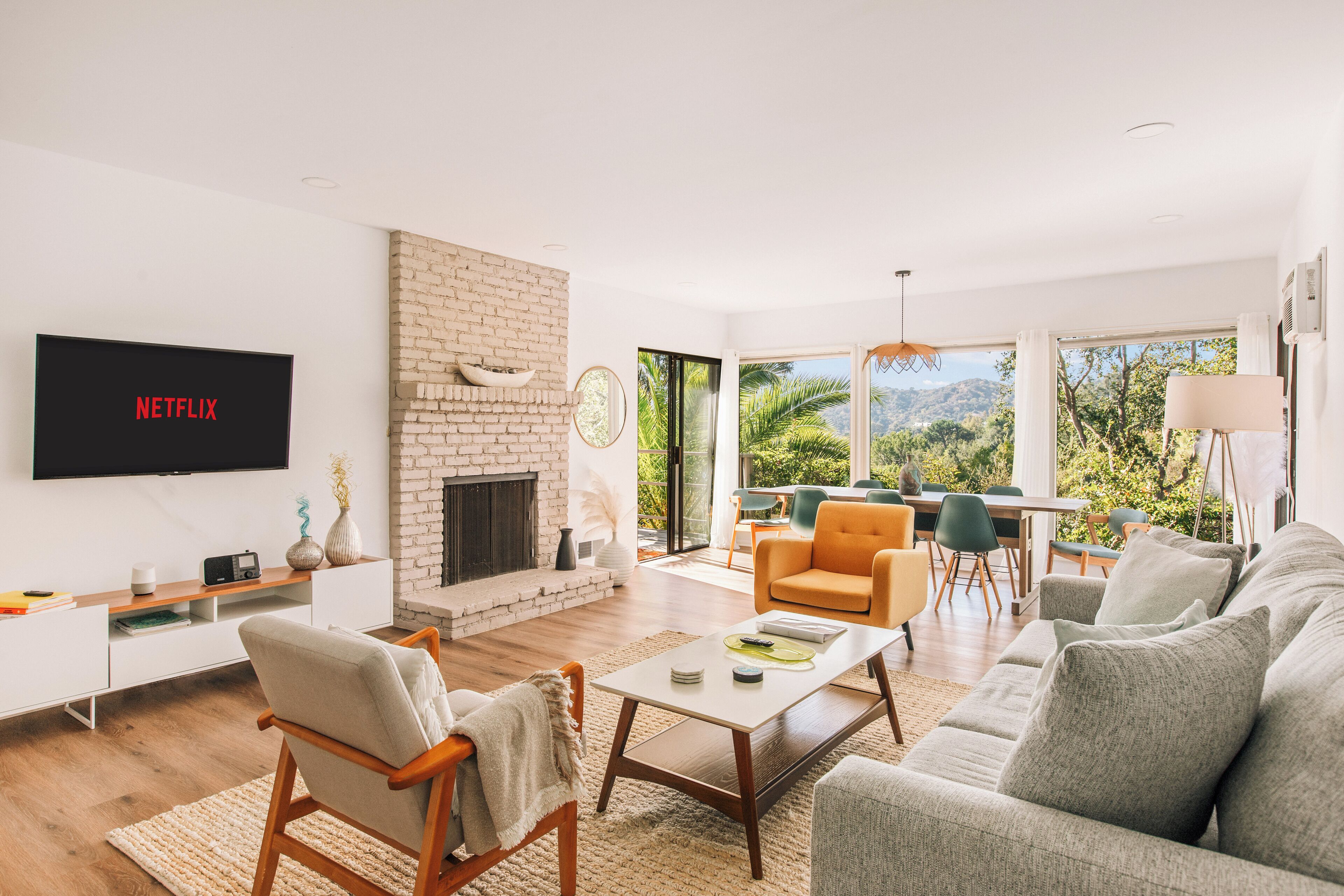 智能電視、壁爐、音響