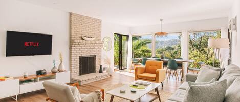 智能電視、壁爐、音響