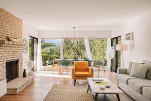 Smart-TV, Kamin, Stereoanlage