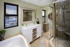 Een douche, handdoeken