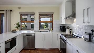 冷蔵庫、電子レンジ、オーブン、食器洗い機