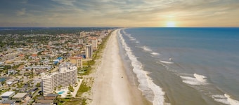 2BR/1BA w/ Backyard near Jax Zoo -- Welcome, Train Enthusiasts!!