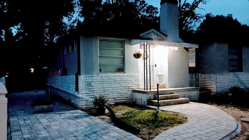 Cozy 2BR/1BA near Beaches, Downtown, and Jacksonville Zoo (discounts available)