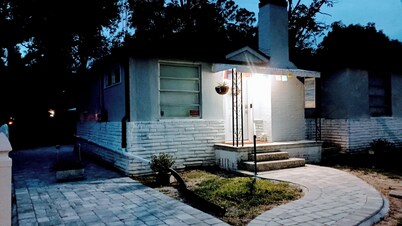 Cozy 2BR/1BA near Beaches, Downtown, and Jacksonville Zoo (discounts available)