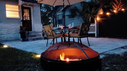 2BR/1BA w/ Backyard near Jax Zoo -- Welcome, Train Enthusiasts!! 