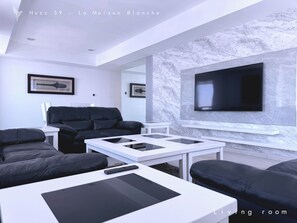 Smart TV - Huzz 59 - La Maison Blanche 4-bedroom apartment in Dubai (Dubai)
