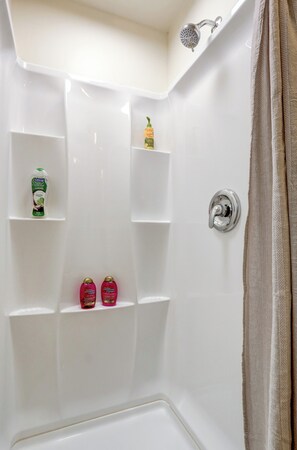 Een douche, een haardroger, handdoeken, zeep