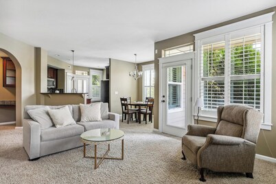 Stunning Short-Term Furnished Condo in West Linn's Summerlin!