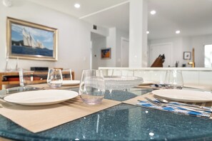 Dining - Stunning Waterfront 2-bedroom condo with AC, WiFi on the Riverwalk in Bradenton (Bradenton)