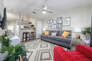 Smart TV - Cozy 2-bedroom Townhome in Lovely Killeen with AC, WiFi, Parking (Killeen)