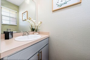 Hair dryer, towels, soap, shampoo - Cozy 2-bedroom Townhome in Lovely Killeen with AC, WiFi, Parking (Killeen)